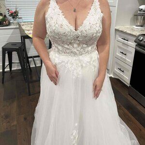 Never Worn - Unaltered - Wedding Gown